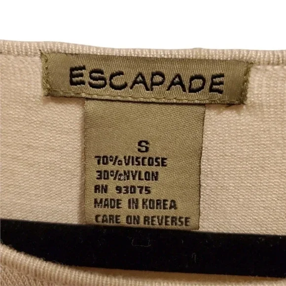 🎉HP🎉Escapade Women's Buckle Top - Picture 4 of 5